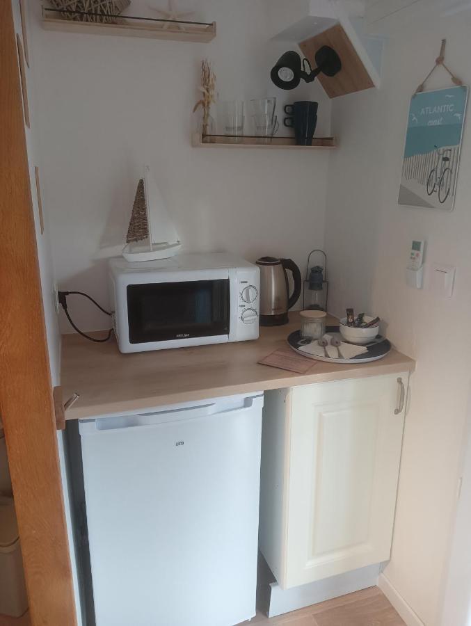 Chambre Mazet de 11m2 pièce sous-pente Accés par escalier en bois Cannes-et-Clairan Exterior foto