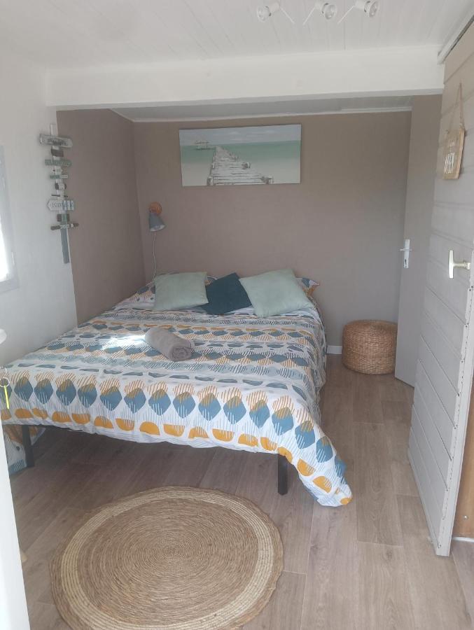 Chambre Mazet de 11m2 pièce sous-pente Accés par escalier en bois Cannes-et-Clairan Exterior foto